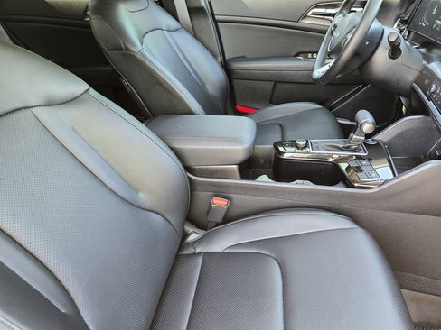 Certified 2025 Kia Sportage EX FWD image 19