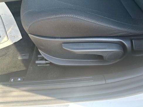 Used 2025 Hyundai Elantra SE image 30