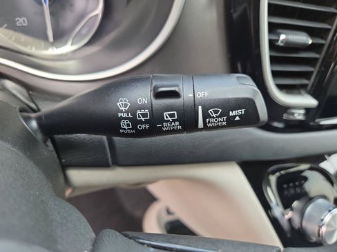 Used 2023 Chrysler Pacifica Touring-L FWD image 14