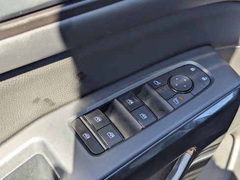 Used 2024 Nissan Pathfinder SV w/ SV Premium Package image 21