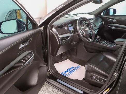 Used 2021 Cadillac XT4 Premium Luxury image 3
