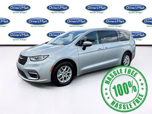 Used 2023 Chrysler Pacifica Touring-L FWD image 3