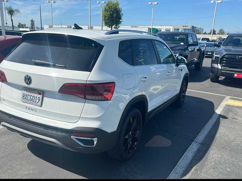 Used 2022 Volkswagen Taos SE w/ Panoramic Sunroof Package image 2
