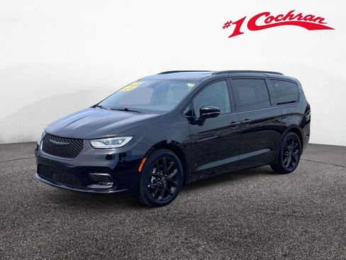 Used 2025 Chrysler Pacifica Limited FWD image 11
