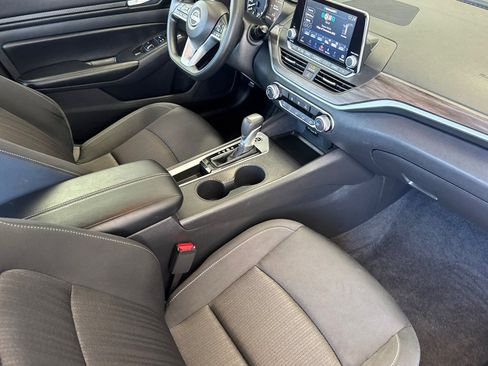 Used 2025 Nissan Altima 2.5 SV FWD image 15