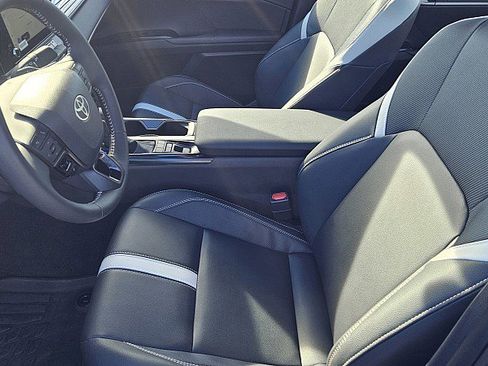 Used 2025 Toyota Camry SE w/ Convenience Package image 9