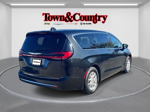 Used 2023 Chrysler Pacifica Touring-L image 5