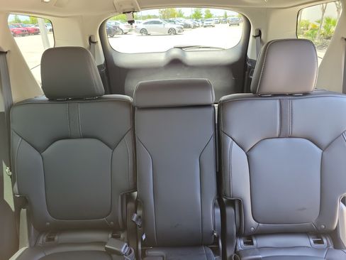Used 2025 Honda Pilot Touring image 16