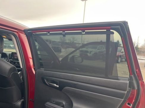 Used 2021 Toyota Highlander XLE image 12