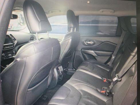 Used 2019 Jeep Cherokee Limited image 8