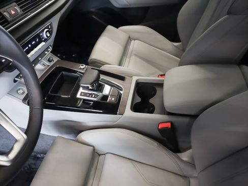 Used 2024 Audi Q5 e Premium w/ Convenience Package image 20
