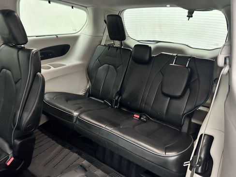 Used 2018 Chrysler Pacifica Limited w/ Tire & Wheel Group image 14