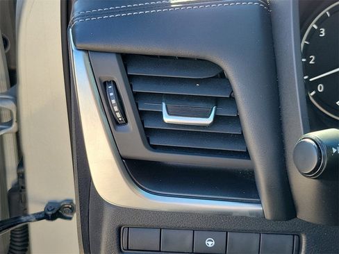 Used 2023 Nissan Rogue SV image 31