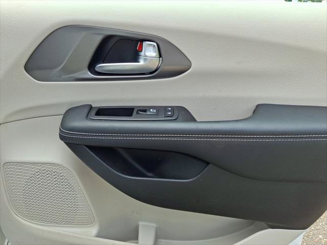 Certified 2023 Chrysler Pacifica Touring-L w/ Uconnect Theater Family Group AWD/4WD image 10
