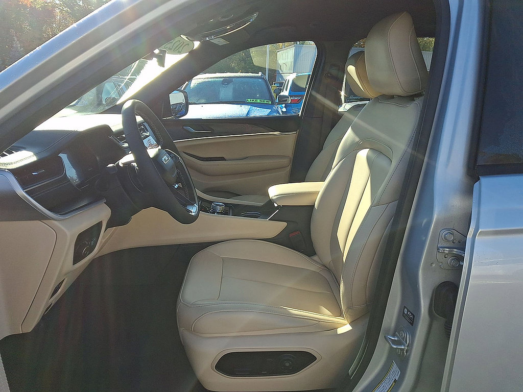 Certified 2025 Jeep Grand Cherokee Limited AWD/4WD image 11