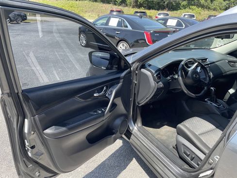 Used 2020 Nissan Rogue SV FWD image 13