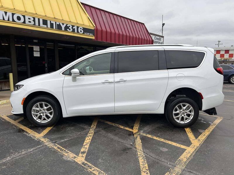 Used 2021 Chrysler Pacifica Touring-L FWD image 4