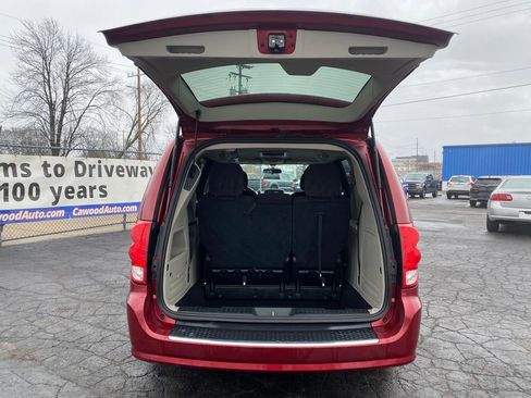 Used 2014 Dodge Grand Caravan SXT image 4