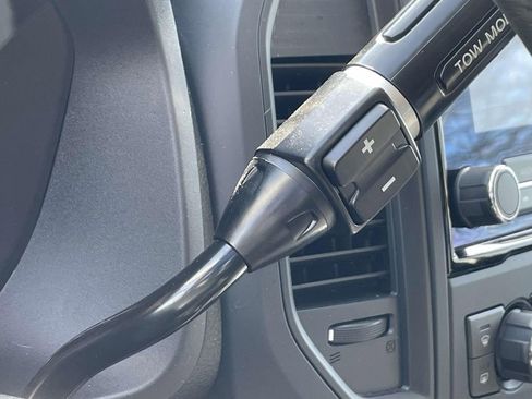 Used 2024 Nissan Titan SV w/ SV Convenience Package image 22