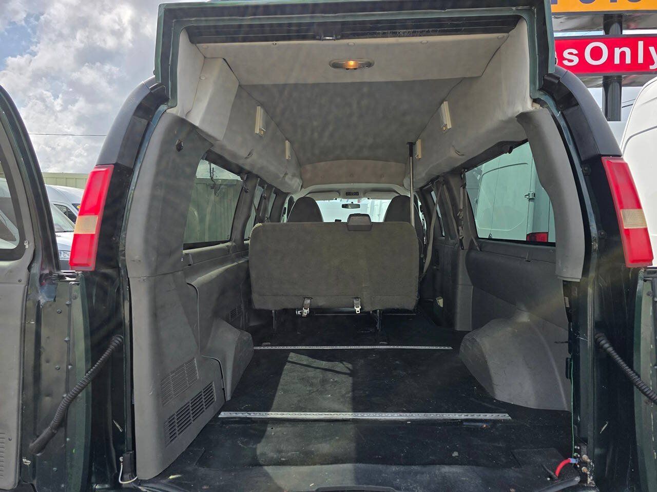 Used 2011 Chevrolet Express 3500 LS RWD image 12