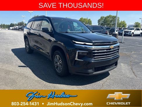 Used 2025 Chevrolet Traverse LT FWD image 1