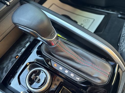 Used 2024 Chevrolet Colorado Z71 w/ Z71 Convenience Package 2 image 24