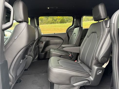 New 2026 Chrysler Pacifica Select image 33