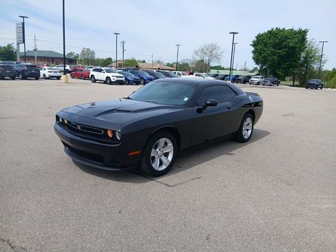 Used 2023 Dodge Challenger SXT RWD image 4