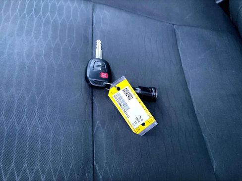 Used 2016 Toyota Tacoma SR5 w/ SR5 Appearance Package (SN) image 15