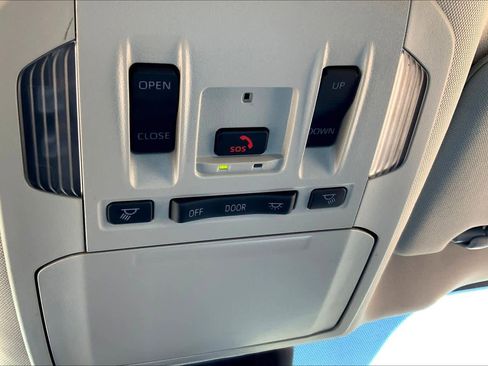 Used 2024 Toyota Highlander XLE image 31