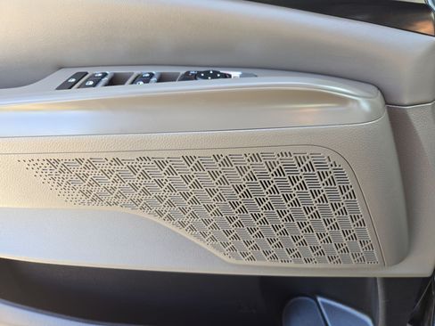 Used 2025 Kia Carnival FWD image 14