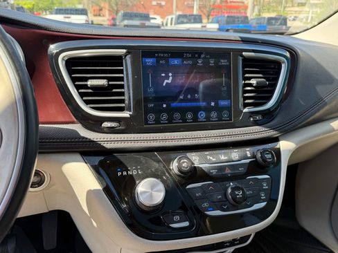 Used 2017 Chrysler Pacifica Limited image 18