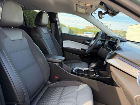 Used 2025 Chevrolet Trax LT image 34