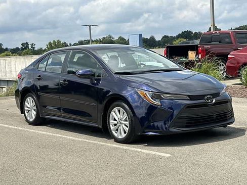 Used 2025 Toyota Corolla LE w/ LE Premium Package FWD image 28