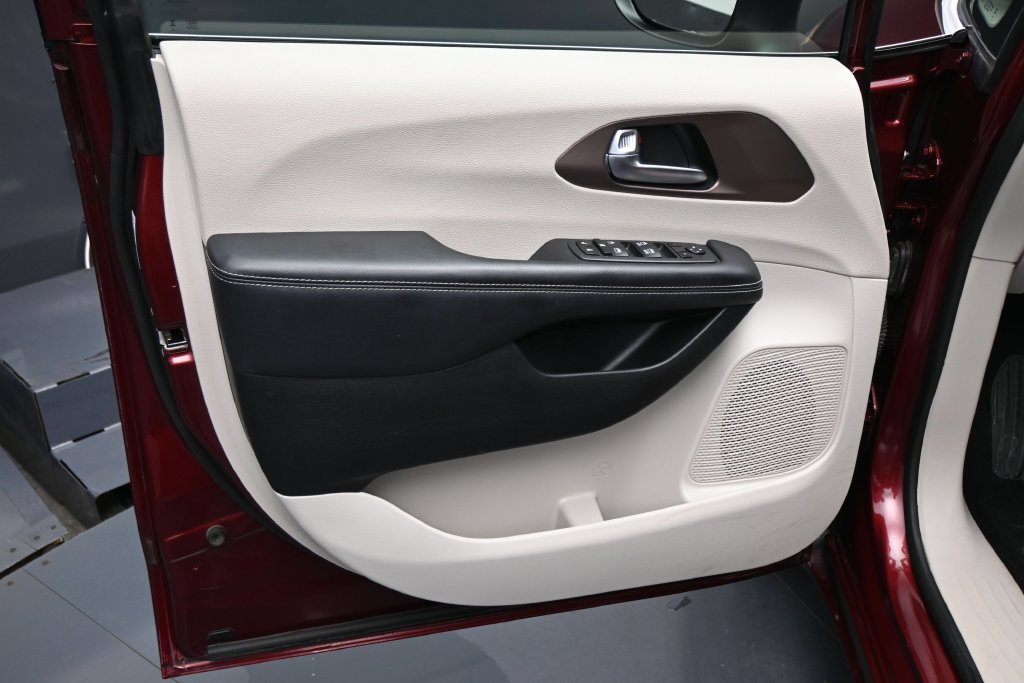 Used 2023 Chrysler Voyager LX FWD image 10