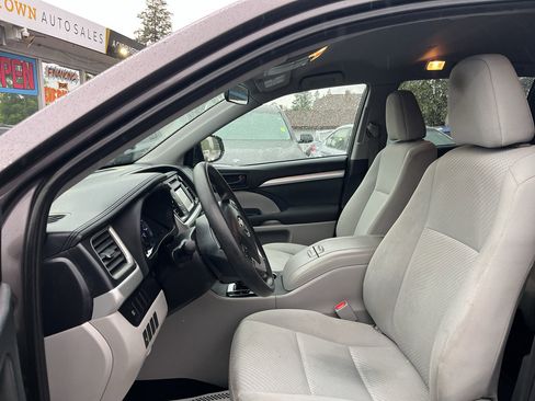 Used 2019 Toyota Highlander LE AWD/4WD image 13