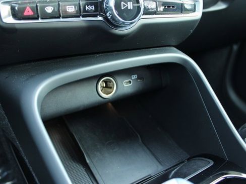 Used 2025 Volvo XC40 B5 Plus image 20