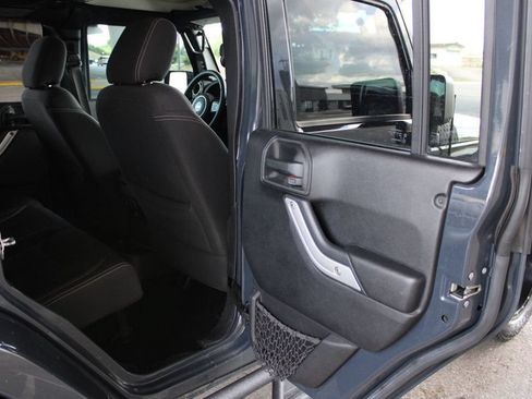 Used 2016 Jeep Wrangler Unlimited Sahara w/ Connectivity Group AWD/4WD image 17