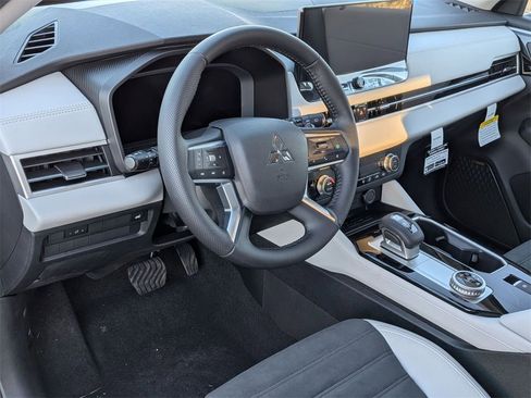 New 2025 Mitsubishi Outlander SE image 10