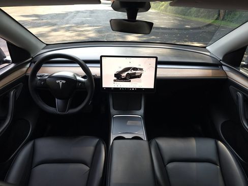 Used 2025 Tesla Model Y Long Range RWD image 11