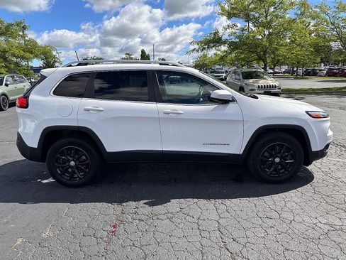 Used 2017 Jeep Cherokee Latitude w/ Safety/Convenience Group AWD/4WD image 2
