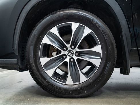 Used 2023 Toyota Highlander XLE image 7