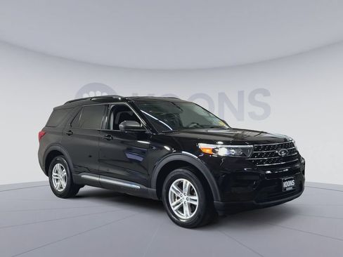 Used 2023 Ford Explorer XLT AWD/4WD image 2