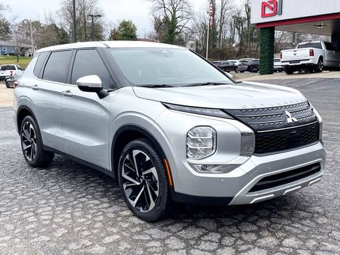 Used 2024 Mitsubishi Outlander SE image 2