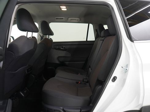 Used 2024 Toyota Highlander LE image 20