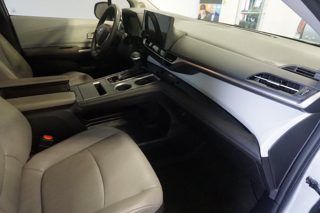 Used 2025 Toyota Sienna XLE w/ XLE Plus Package AWD/4WD image 24