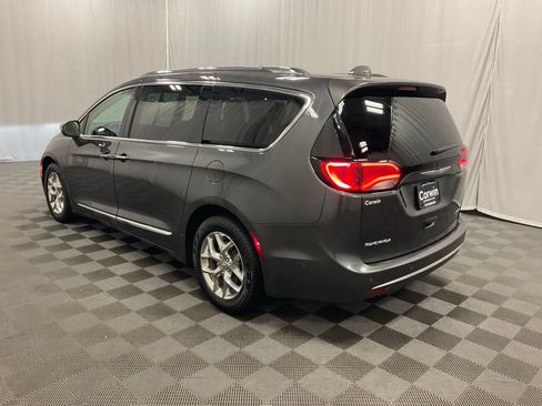 Used 2018 Chrysler Pacifica Limited w/ Advanced Safetytec Group FWD image 4