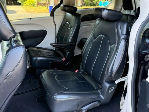 Used 2017 Chrysler Pacifica Touring-L FWD image 28