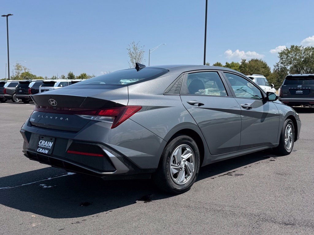 Used 2024 Hyundai Elantra SE FWD image 5