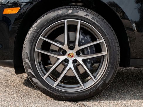 Certified 2025 Porsche Macan AWD/4WD image 17